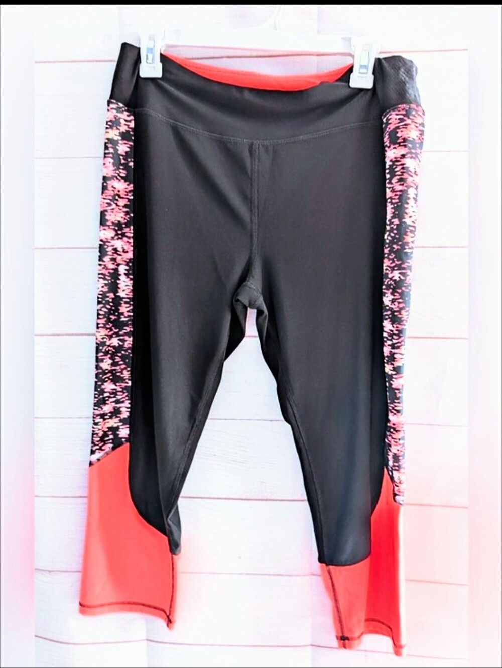NYL Retro Black 🖤 and Coral 🪸 Colorblock Athletic Capris Leggings Size XL